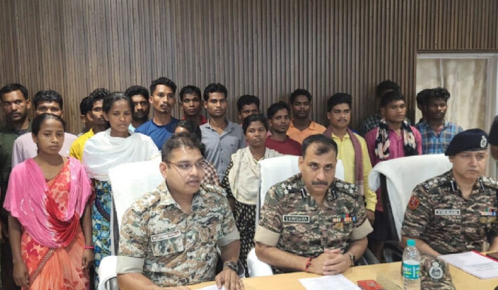 24 Naxalites surrendered in Bijapur
