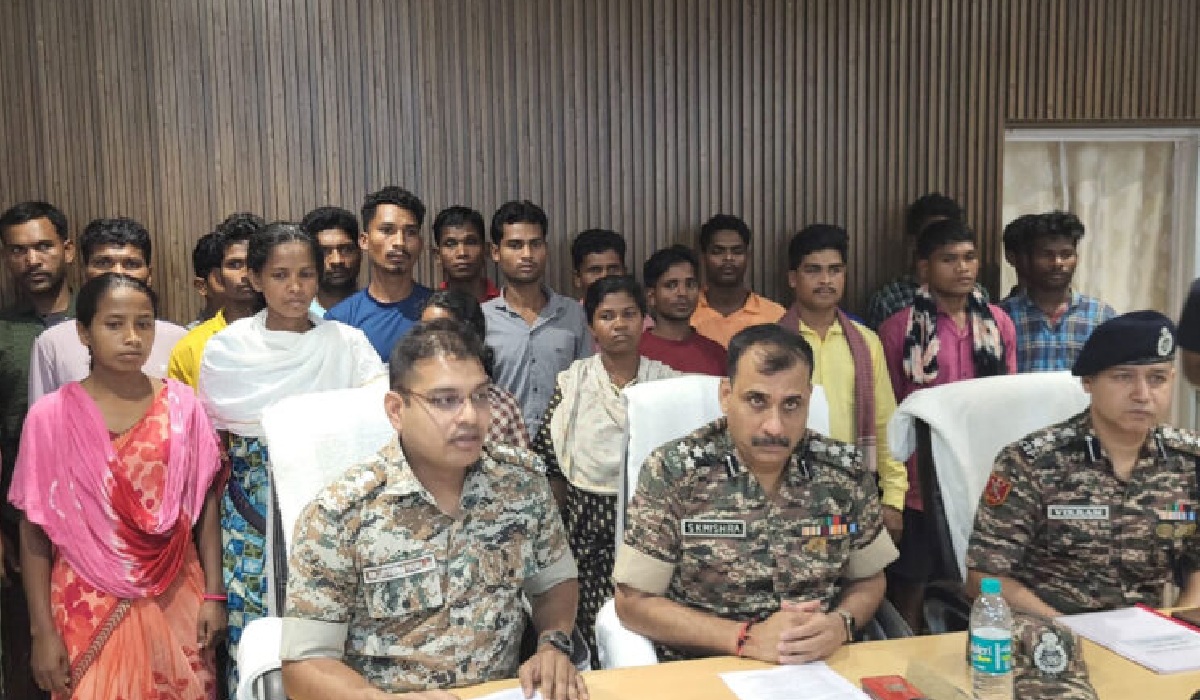 Chhattisgarh : बीजापुर में 24 नक्सलियों ने किया आत्मसमर्पण, सबको मिले 50-50 हजार रुपये का चेक
