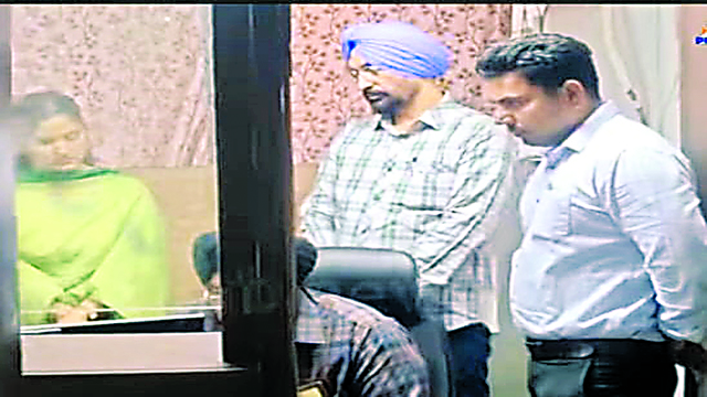 RTO दफ्तर में विजिलैंस जांच के मामले में डिस्पोजल गाड़ियों की RC तैयार करने वालों पर केस दर्ज
