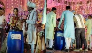Video : शादी में दोस्तों ने दूल्हा-दुल्हन को गिफ्ट किया नीला ड्रम, फिर बजवाया झुनझुना… स्टेज पर मची खलबली