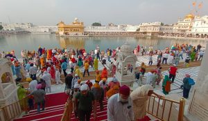 Punjab : बैसाखी के अवसर पर Golden Temple में श्रद्धालुओं की उमड़ी भीड़, देखे वीडियो