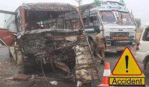 देवरिया में रोडवेज बस और टैंकर के बीच में जोरदार भिड़ंत, 35 लोग घायल