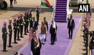 PM Modi Saudi Arabia Visit : सऊदी अरब पहुंचे PM मोदी, 21 तोपों की सलामी के साथ हुआ भव्य स्वागत