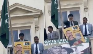 पाकिस्तान की घटिया हरकत, अभिनंदन की तस्वीर दिखाकर किया ये भद्दा इशारा (VIDEO)