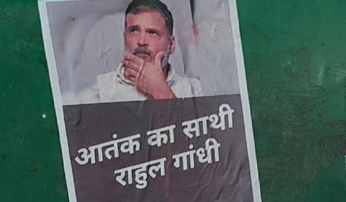 अमेठी यात्रा से पहले राहुल गांधी के खिलाफ पोस्टर जारी, लिखा – ‘‘आतंक का साथी राहुल गांधी’’