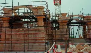 दक्षिणपंथी हिंदू कार्यकर्ताओं ने मुस्लिम मजदूरों को मंदिर में निर्माण के काम से जबरन हटवाया