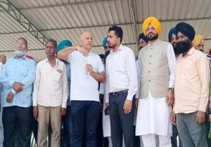 मंत्री तरुणप्रीत सिंह सोंध ने मनीष सिसोदिया के साथ खेल के मैदानों का किया निरीक्षण