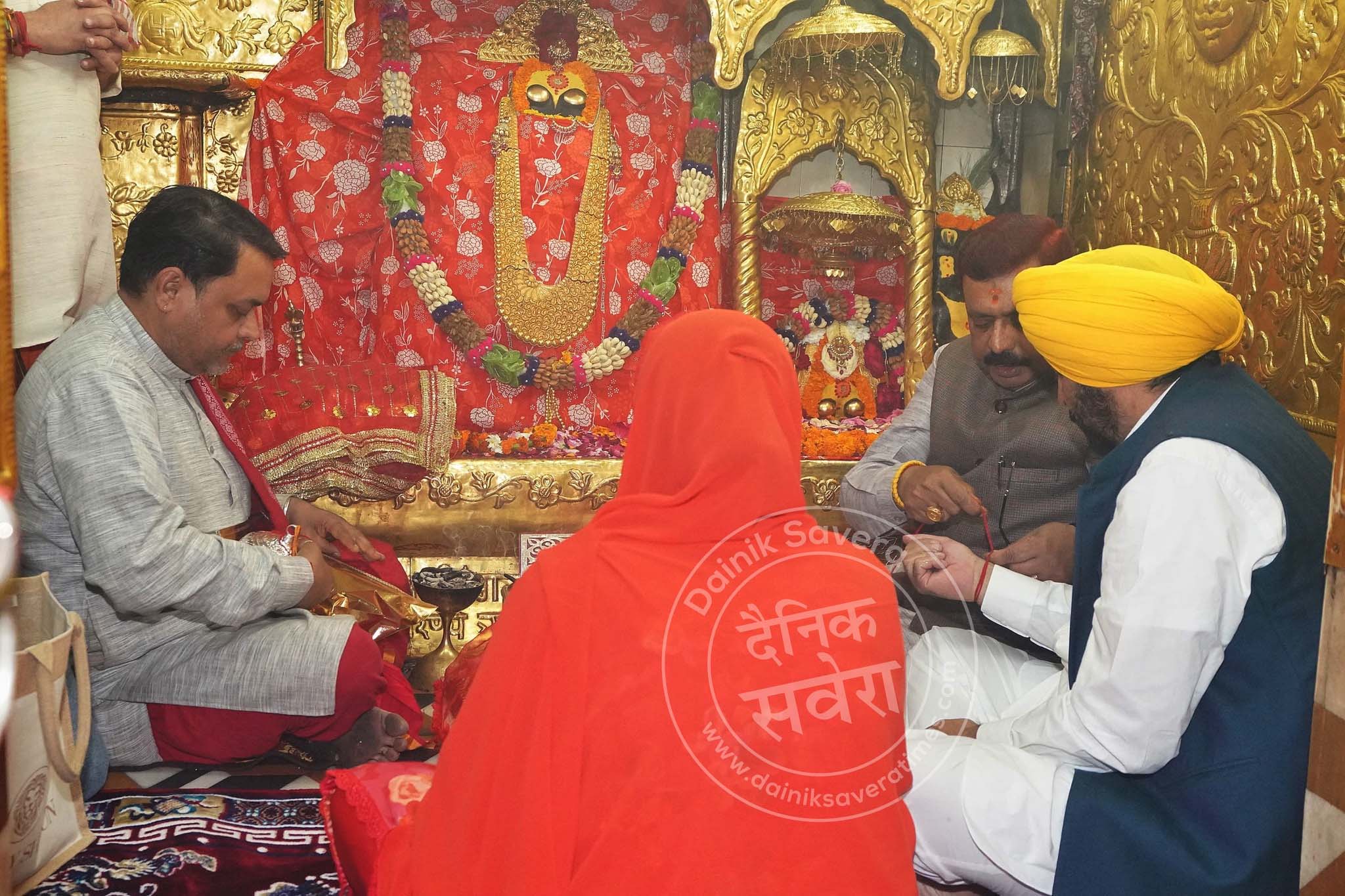 माता नैना देवी मंदिर में पहुंचे CM मान, पत्नी के साथ टेका माथा, देखें तस्वीरें