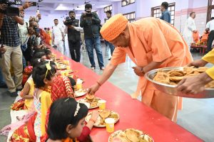 कन्या पूजन कर CM YOGI ने की मातृ शक्ति की आराधना