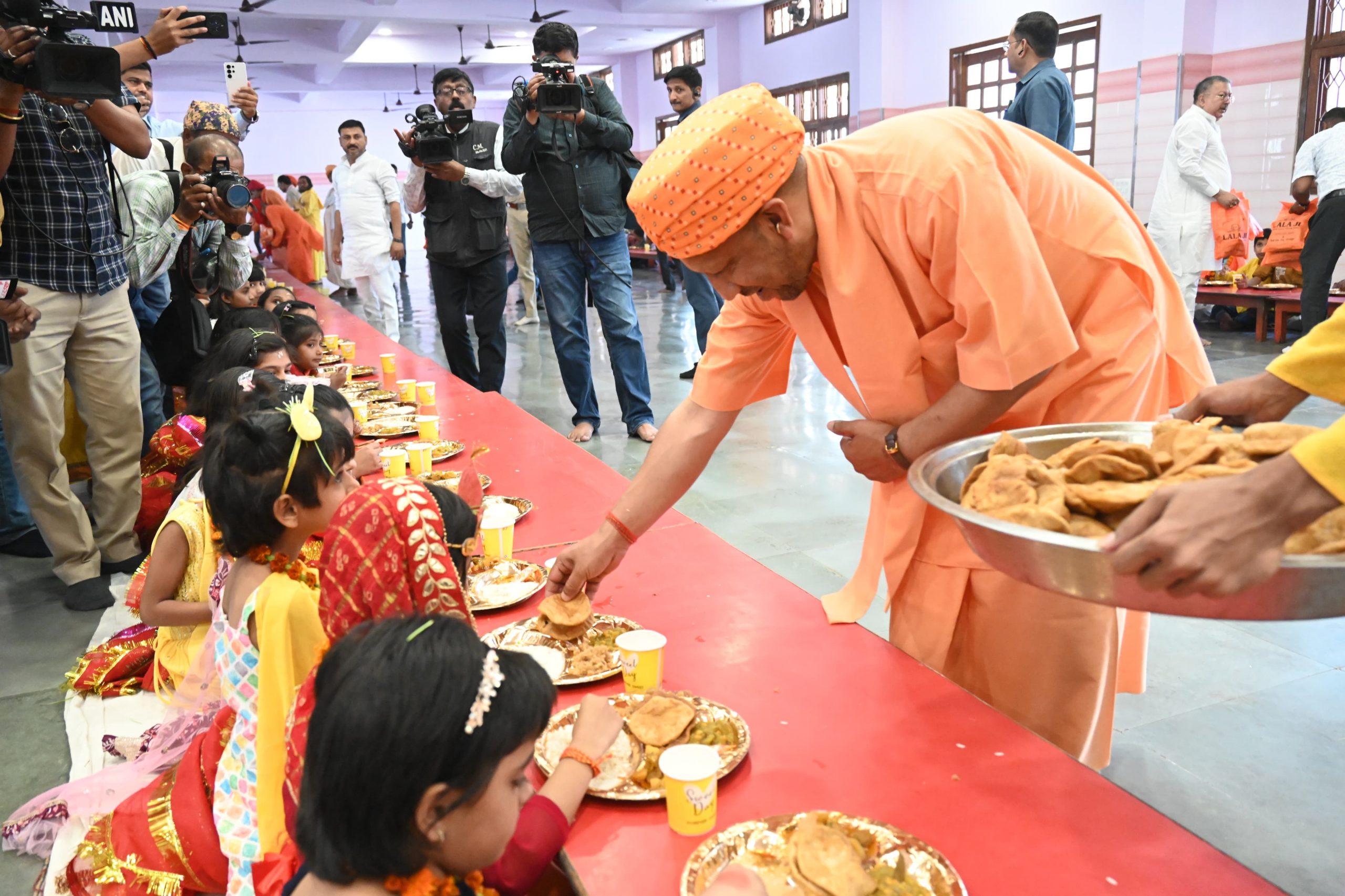 कन्या पूजन कर CM YOGI ने की मातृ शक्ति की आराधना