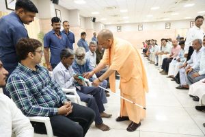 CM YOGI ने ‘जनता दर्शन’ में हर पीड़ितों के पास पहुंचकर सुनीं समस्याएं