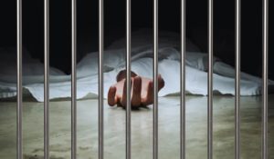 नाबालिग लड़की से बलात्कार और हत्या के आरोपी व्यक्ति का शव जेल में लटका मिला