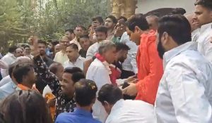 IPS ऑफिसर का हुआ ट्रांसफर तो CM योगी के सहयोगी विधायक ने बजाए ढोल, किया डांस… जानिए क्या है पूरा मामला
