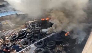 Fire broke out Etawah Tyre warehouse : इटावा टायर गोदाम में लगी भीषण आग, काले धूएं से छाया आसमान… मौके पर पहुंची दमकल की कई गाड़ियां