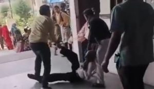Video : डॉक्टर बना दरिंदा, 70 साल के बुजुर्ग को मारा थप्पड़, चश्मा तोड़ा, अस्पताल के बाहर फेंका