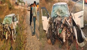 दाह संस्कार के लिए जा रहे लोगों की कार सड़क किनारे खड़े ट्रक से टकराई, 4 की मौत, कई घायल