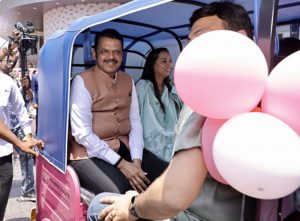 नागपुर में CM फडणवीस ने महिलाओं को सौंपी ई रिक्शा, आधी आबादी को सबल बनाना उद्देश्य