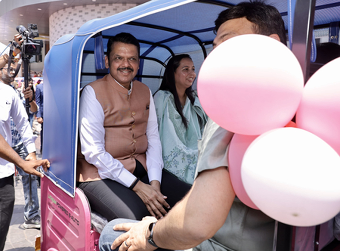 नागपुर में CM फडणवीस ने महिलाओं को सौंपी ई रिक्शा, आधी आबादी को सबल बनाना उद्देश्य