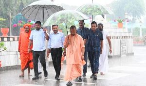 VIDEO : CM योगी का ‘नायक’ पैटर्न, तेज बारिश के बाद भी सुनी 300 लोगों की समस्‍याएं; त्वरित निस्तारण के दिए निर्देश
