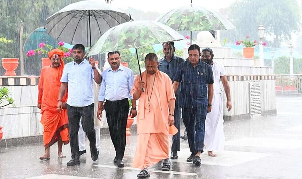 VIDEO : CM योगी का ‘नायक’ पैटर्न, तेज बारिश के बाद भी सुनी 300 लोगों की समस्‍याएं; त्वरित निस्तारण के दिए निर्देश