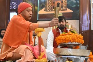 गोरखनाथ मंदिर में CM योगी आदित्यनाथ ने किया रुद्राभिषेक