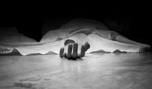 पेड़ पर लटका मिला मां-बेटे का शव, बेटी की लाश तालाब से बरामद… इलाके में मचा हड़कंप