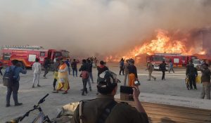 टेंट कंपनी के गोदाम में लगी भीषण आग, 5 कर्मचारी बुरी तरह से झुलसे, आग बुझाने में जुटे दमकल विभाग
