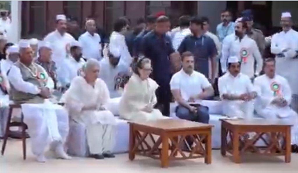 Sonia-Rahul themselves sat sofa