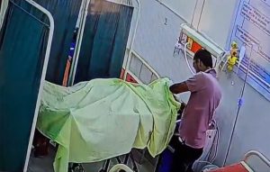 मानवता शर्मसारः महिला के शव से वार्ड बॉय ने चुराए सोने के कुंडल, जानिए किस अस्पताल का है मामला