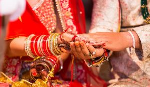 अजब प्रेम की गजब कहानी, बेटा-बेटी की शादी के 3 साल बाद समधी-समधन हुए फरार… मचा हड़कंप