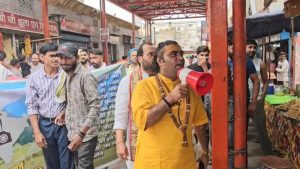 पहलगाम आतंकी हमले के विरोध में वृन्दावन में साधु-संतों, व्यापारियों ने किया प्रदर्शन
