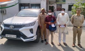 नोएडा में साइड नहीं देने पर कार सवार दो आरोपियों ने मारी गोली, पुलिस ने किया गिरफ्तार