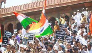 काली पट्टी बांध कर नमाज अदा करने पहुंचे मुसलमान, पाकिस्तान के विरोध में लगाए नारे