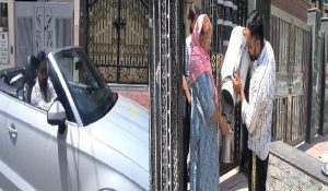 बैंक की नौकरी छोड़ी, 50 लाख की Audi से बेच रहा दूध, युवक बोला…