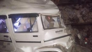 बुंदेलखंड एक्सप्रेस की चपेट में आई SUV, कार के हुए टुकड़े-टुकड़े