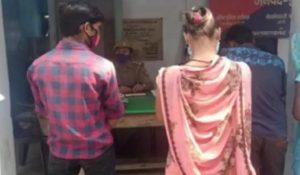 पत्नी निकली हैवान ! प्रेमी संग मिलकर जहरीले जानवर से करवाई पति की हत्या…