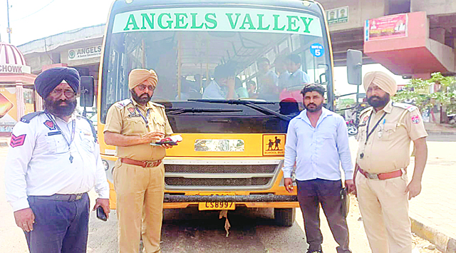 ट्रैफिक पुलिस नियमों की अनदेखी करने वाले स्कूली वाहनों पर ट्रैफिक पुलिस हुई सख्त