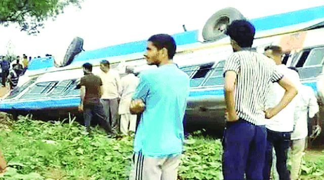 हिसार में 65 सवारियों से भरी हरियाणा रोडवेज बस पलटी