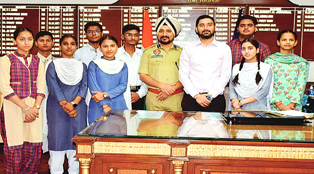 एक दिन DC, SSP के साथ : मैरिट में रहे 9 विद्यार्थियों के सपनों को मिले पंख
