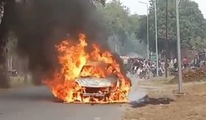 चलती कार बनी आग का गोला, जिंदा जला युवक… हुई दर्दनाक मौत