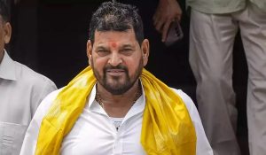 कांग्रेस को नुकसान पहुंचा रहे राहुल गांधी के बयान… कांग्रेस नेता पर भड़के बृजभूषण सिंह
