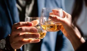 10 हजार की शर्त जीतने का जोश, 5 बोतल शराब नीट गटक गया युवक, फिर हुआ ऐसा कि…