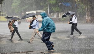 Mumbai Rains Alert : महाराष्ट्र में मानसून ने मचाई तबाही, पानी में डूबा शहर, सड़के बनी तालाब… IMD ने जारी किया अलर्ट