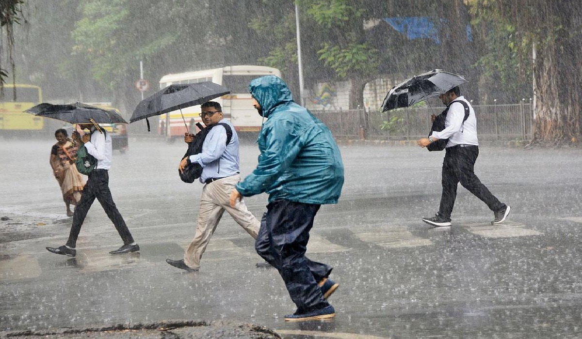 Mumbai Rains Alert : महाराष्ट्र में मानसून ने मचाई तबाही, पानी में डूबा शहर, सड़के बनी तालाब… IMD ने जारी किया अलर्ट