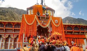 केदारनाथ धाम में तैयारियां जोरो पर, 108 क्विंटल फूलों से सजाया मंदिर, परिसर में लगा चार चांद