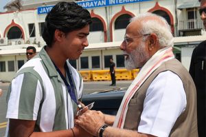 पीएम मोदी ने पटना एयरपोर्ट पर क्रिकेटर वैभव सूर्यवंशी से की बातचीत