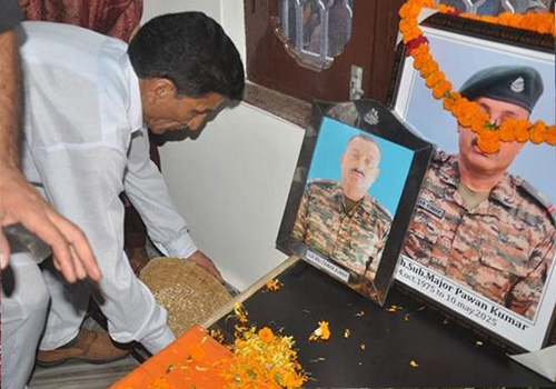 राजौरी में पाकिस्तान की ओर से भारी गोलीबारी में सूबेदार मेजर पवन कुमार हुए शहीद