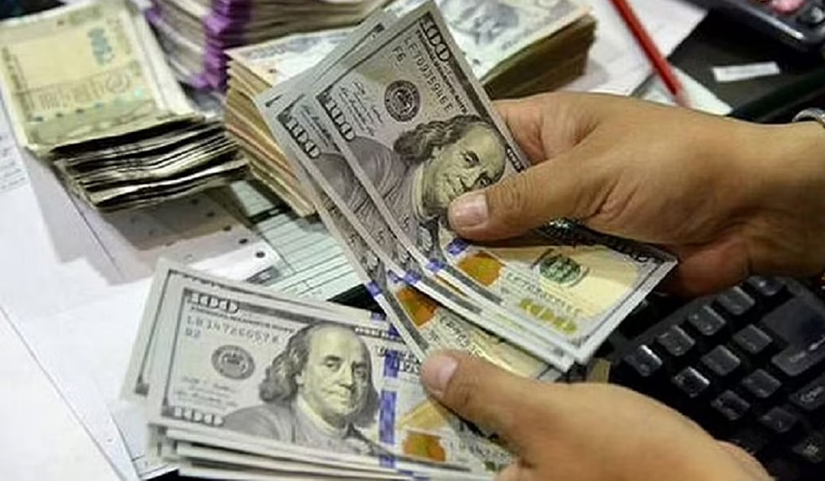 Rupee vs Dollar: डॉलर की बढ़ती मांग से रुपये में गिरावट, 85.63 प्रति डॉलर के स्तर पर पहुंचा