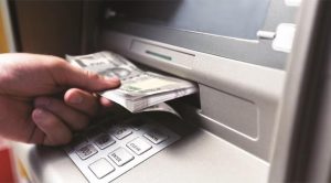 बैंक ग्राहकों के लिए ATM से पैसे निकालना हुआ महंगा, शुल्क 2 रुपए बढ़ा