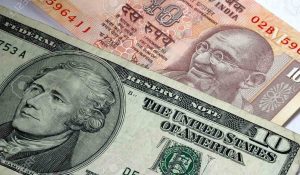 रुपया शुरुआती कारोबार में हुआ कमजोर, डॉलर के मुकाबले 13 पैसे गिरावट के साथ 85.55 पर पहुंचा